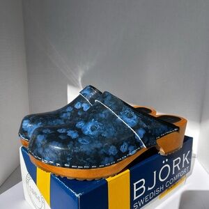 BJÖRK Women's Blue Floral Clogs